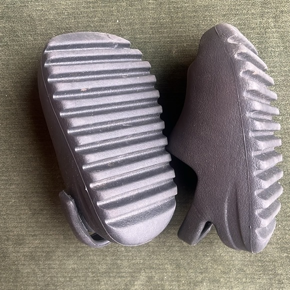 Yeezy slides 6 - Picture 2 of 4